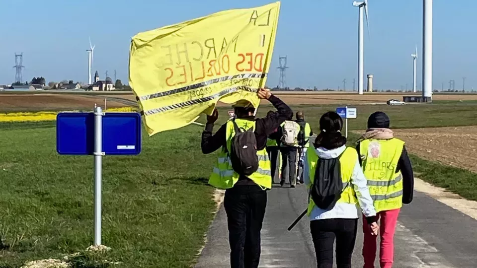 Personer går i gula västar i "De glömdas marsch", från Montpellier till Paris våren 2021. Foto.
