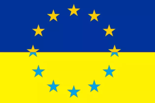 Ukrainas flagga i botten med en ring av stjärnor ovanpå. Motange.