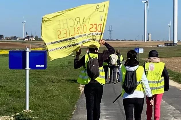 Personer går i gula västar i "De glömdas marsch", från Montpellier till Paris våren 2021. Foto.