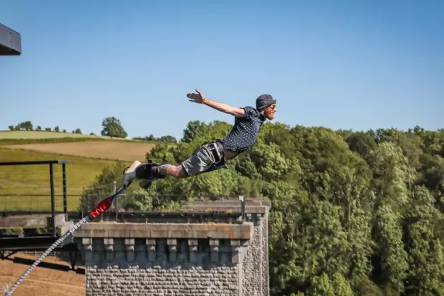 En person hoppar bungy-jump. Foto.