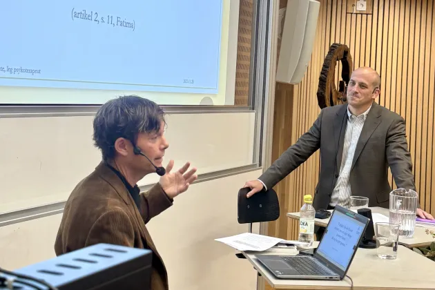 Fakultetsopponent Peter Andersson tillsammans med Johan Assarsson. Foto: Sofia Rydh