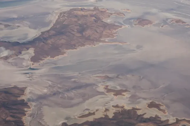 Flygfoto över Urmiasjön i Iran.