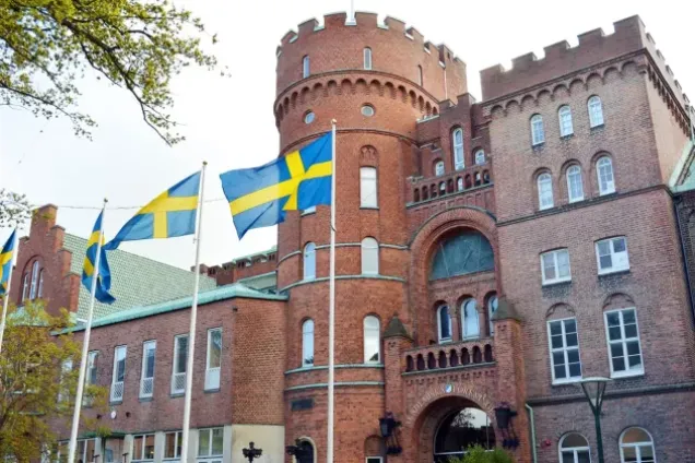 AF-borgen i Lund med hissade svenska flaggor framför
