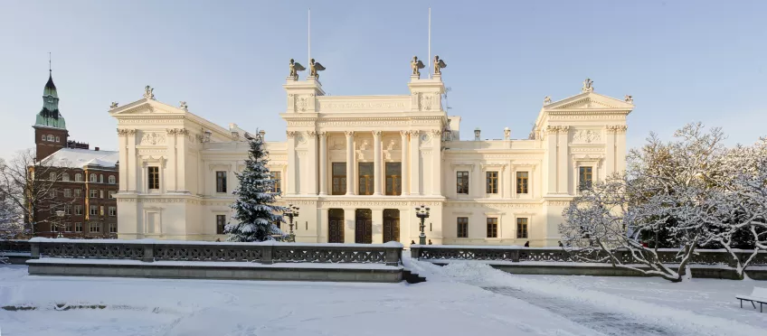 Universitetshuset med snö kring omgivningarna. Foto.