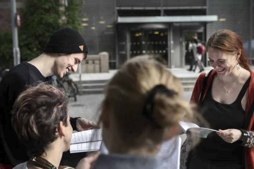 Studenter framför byggnaden LUX. Foto.